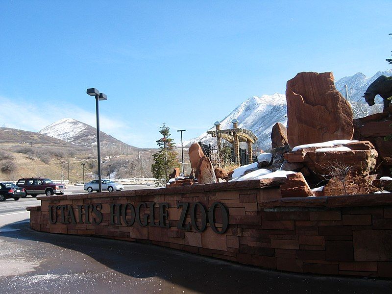 File:Hogle zoo entrance.JPG