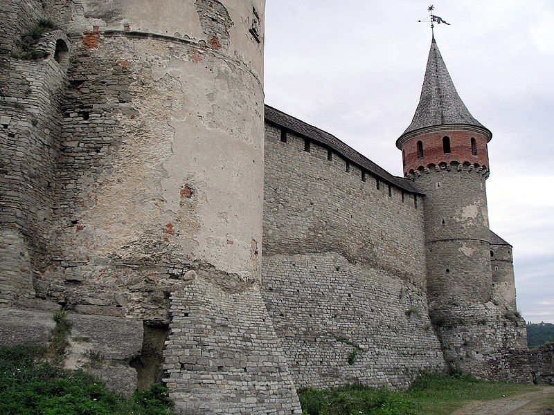 File:Kamianets-Podilskyi Castle walls2.JPG