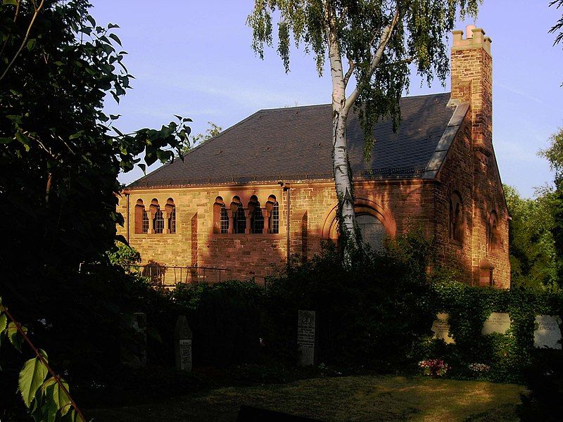 File:Karlsruhe Hauptfriedhof KleineKapelle.jpg