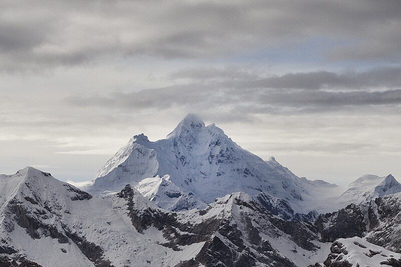 File:Nevado Huantsan.jpg