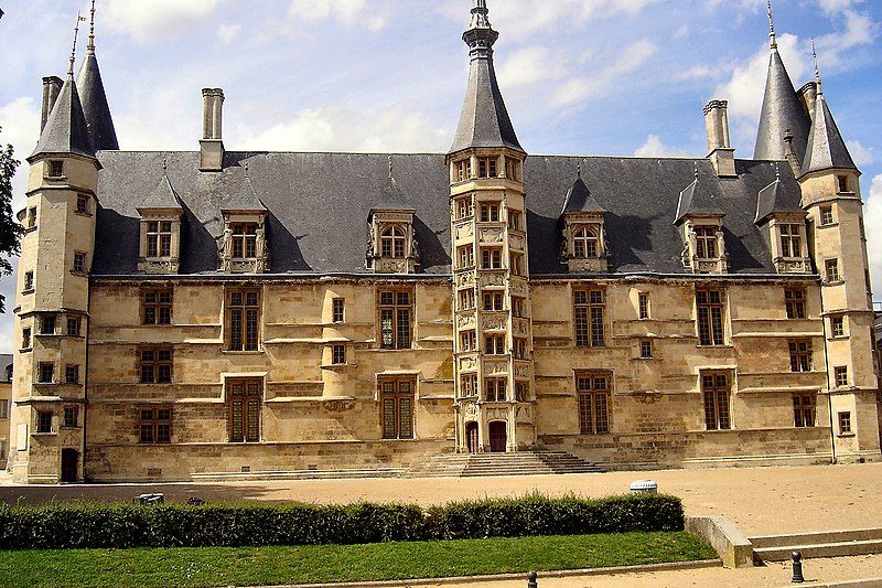 File:Nevers-Palais ducal.JPG