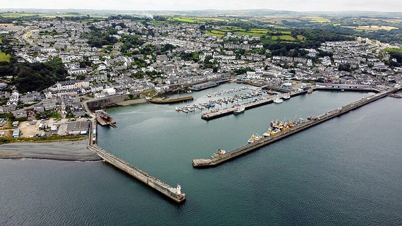 File:Newlyn Harbour Fossick.jpg