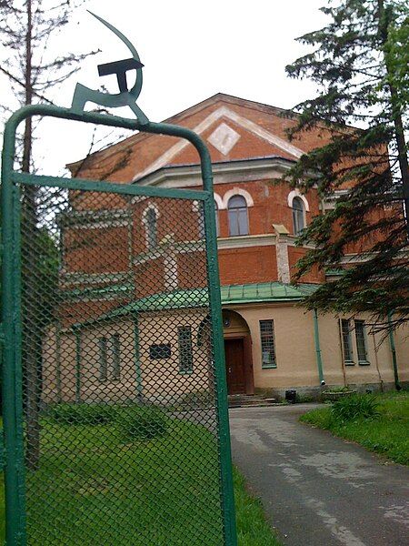 File:Pavlovsk Station Gate.jpg