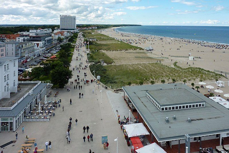 File:Rostock-Warnemünde, Seepromenade, 489-595.jpg