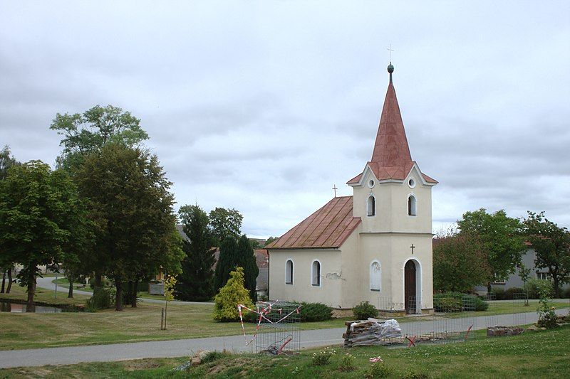 File:Samšín, kaplička.jpg