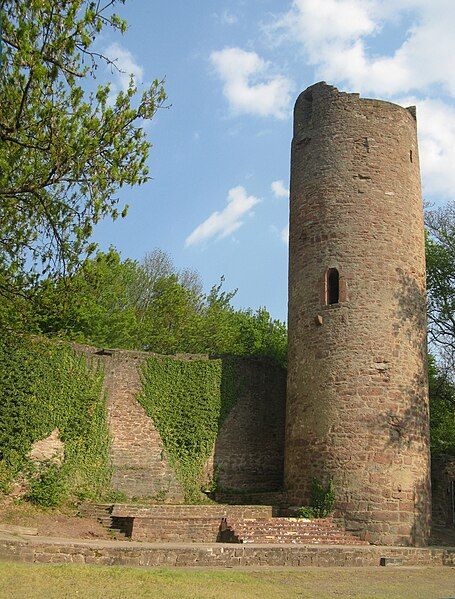 File:Scherenburg Bergfried.JPG