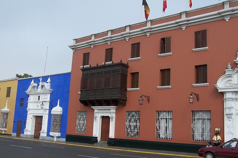 File:Trujillo Perú Balcón.jpg