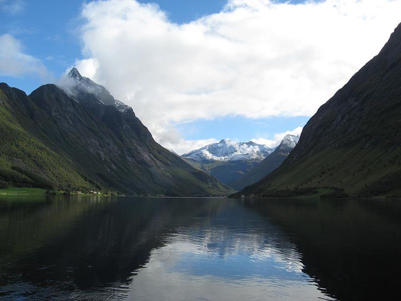 File:Urke-Slogen-Norangsfjorden.jpg