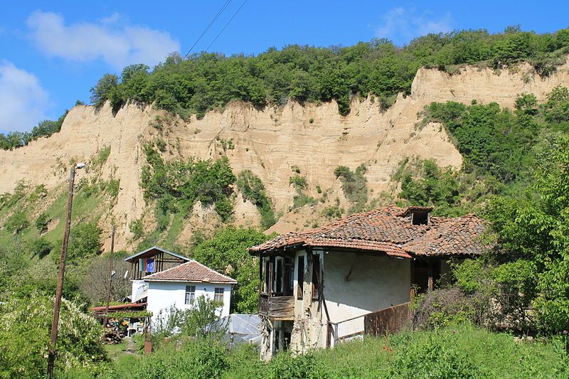 File:View from Lyubovishte.jpg