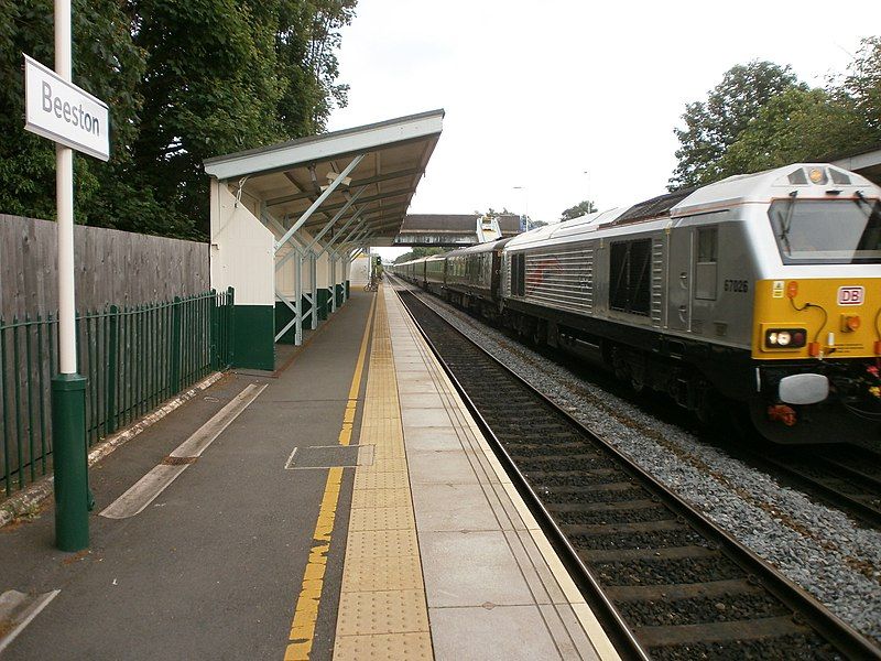 File:Beeston-railway-station-royal-train-67026-nottingham-visit-20120613.jpg