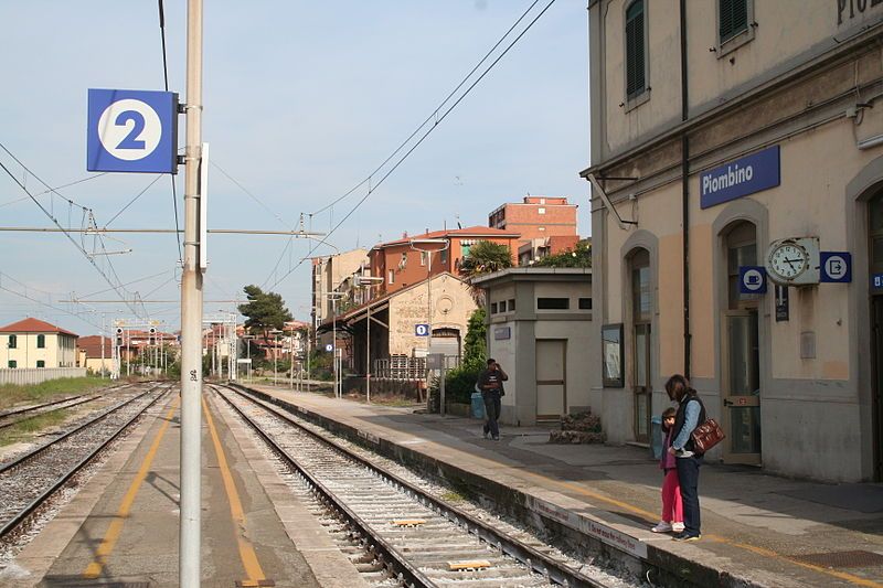 File:Binario2stazionepiombino.JPG