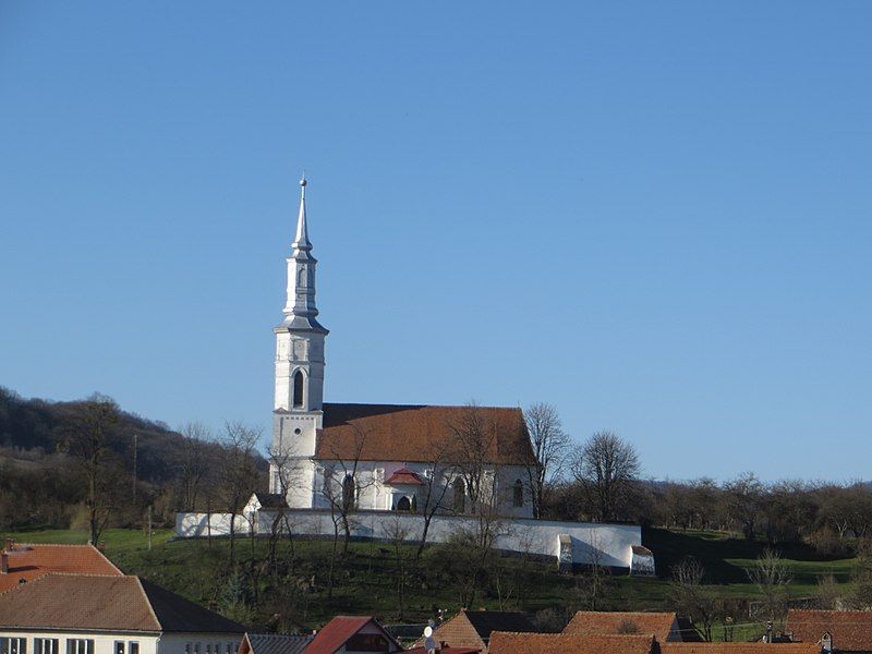 File:Biserica din Racoș.JPG