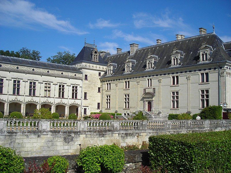 File:Chateau de breze.jpg