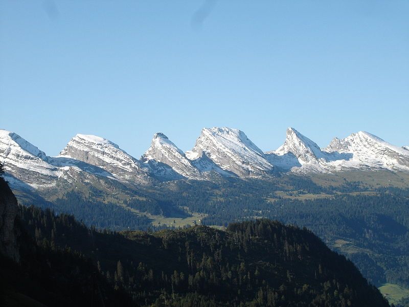 File:Churfirsten mit Sommerschnee.JPG