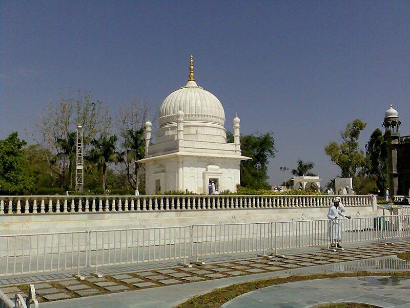 File:Galiakot Dargah.jpg