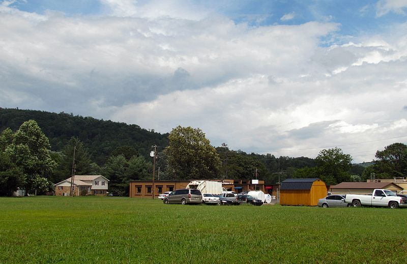 File:Graysville-municipal-lawn-tn1.jpg