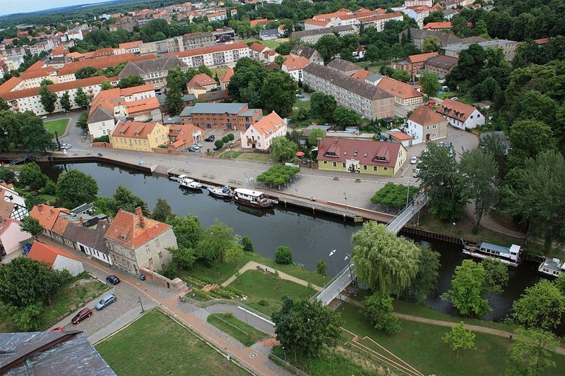 File:Hafenpromenade.jpg