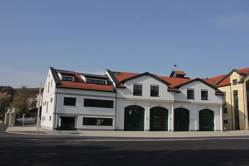 File:Heiligenkreuz-Feuerwehrhaus 9319.JPG