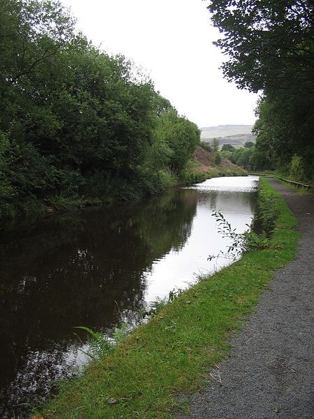 File:HuddersfieldNarrowCanal3.JPG