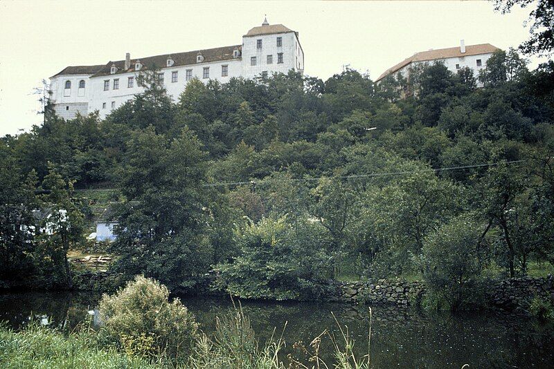 File:Jevisovice, Schloss.jpg