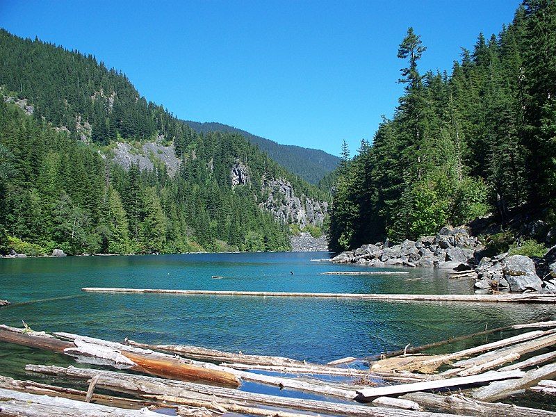 File:Lindeman Lake.jpg