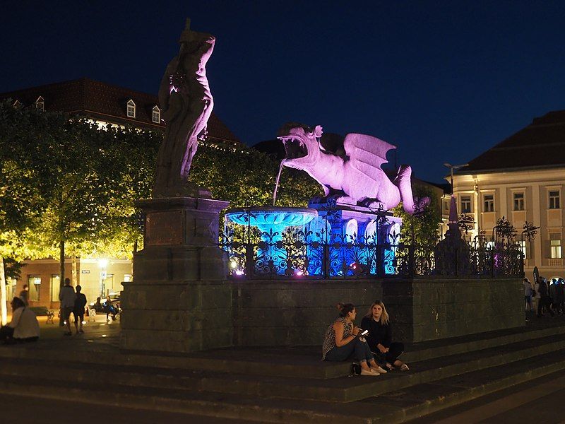 File:Lindwurmbrunnen illuminated.jpg