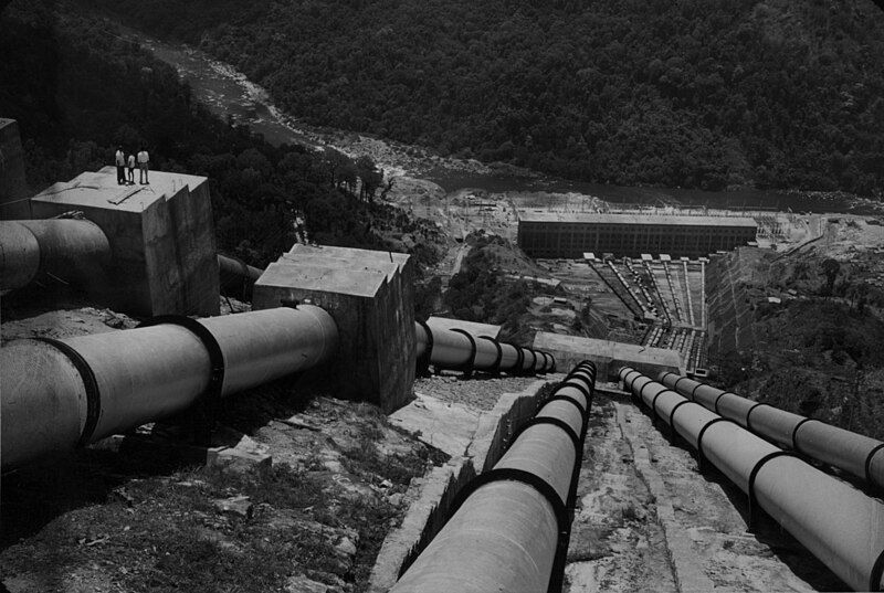 File:Linganamakki dam spillway.jpg