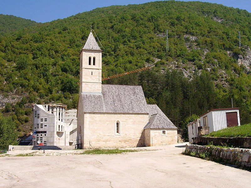 File:Podmilacje Churches.jpg