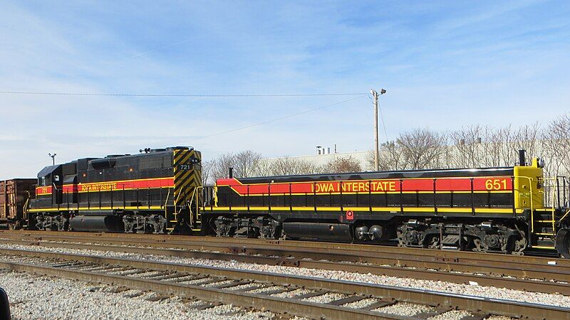 File:Slug-rebuilt-from-emd-gp8--iowa-interstate-railroad-651--2019-11-09-in-rock-island-illinois.jpg