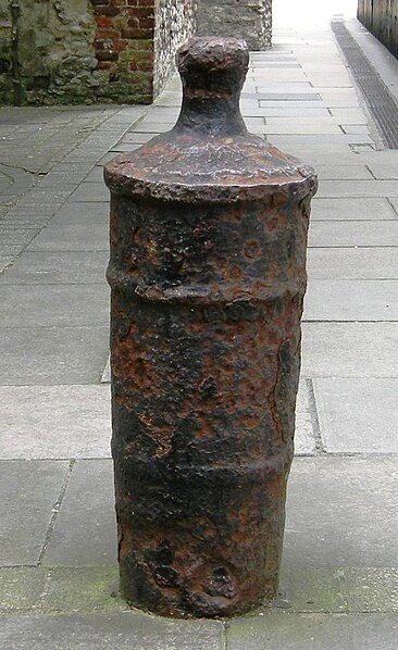 File:St Helen's bollard.JPG