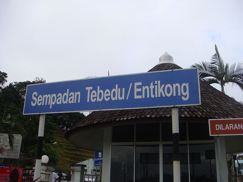 File:Tebedu Entikong checkpoint.jpg