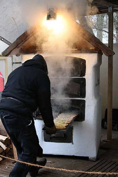 File:Backofen Flammkuchen Rauch.JPG