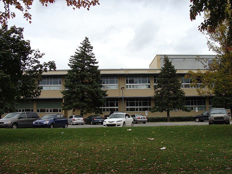 File:Collège Ahuntsic05.JPG