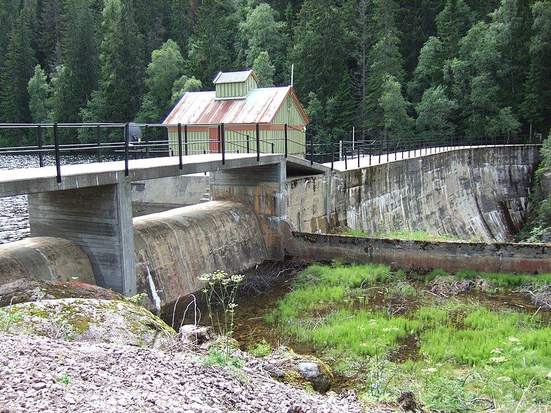 File:Dam at Øksnevann.JPG