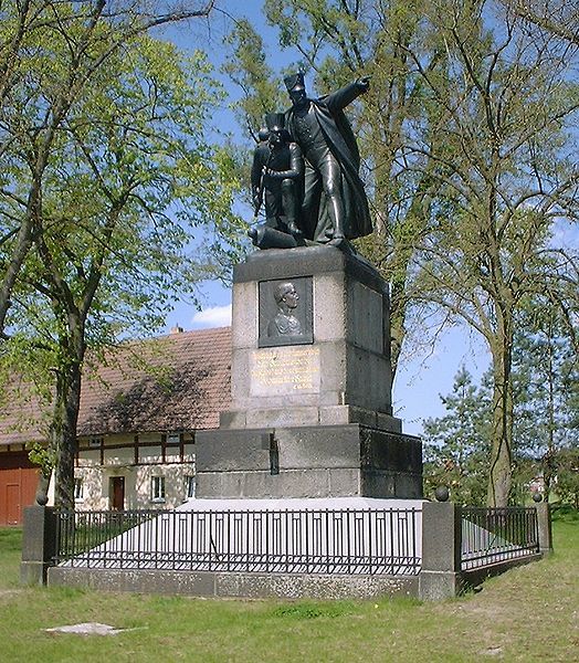 File:Dennewitz Denkmal Buelow.jpg