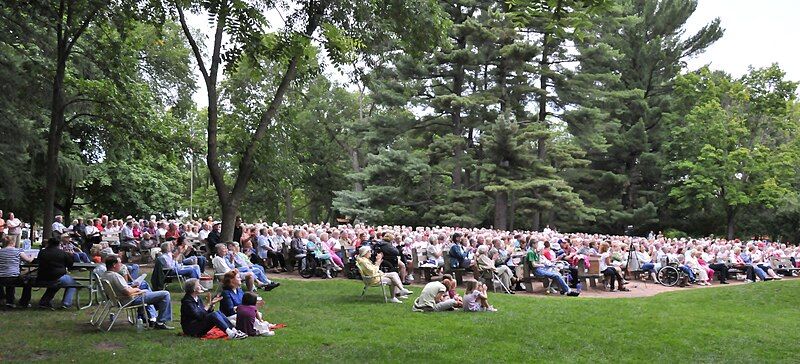 File:ECMB-Audience2009ByVernBarber.jpg