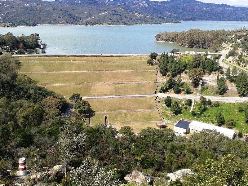 File:Embalse de Guadarranque.jpg