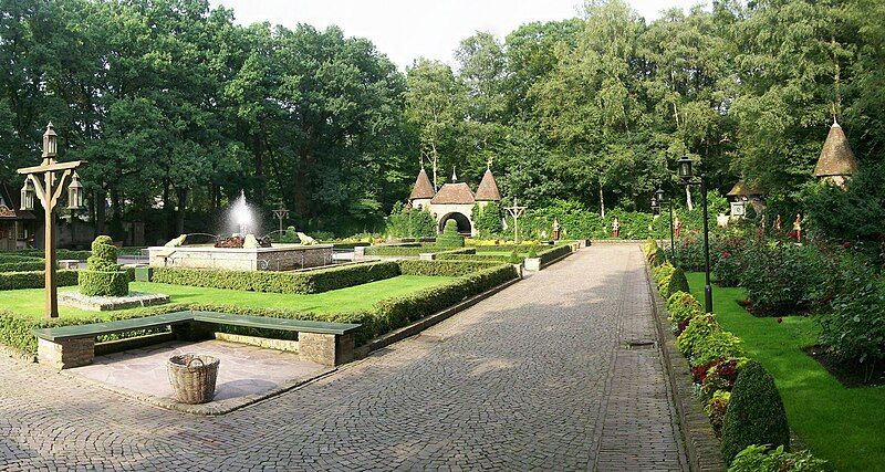 File:Herautenplein Efteling.jpg