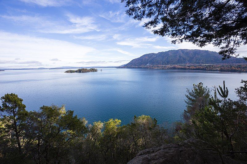 File:Lago calafquén (32094629750).jpg