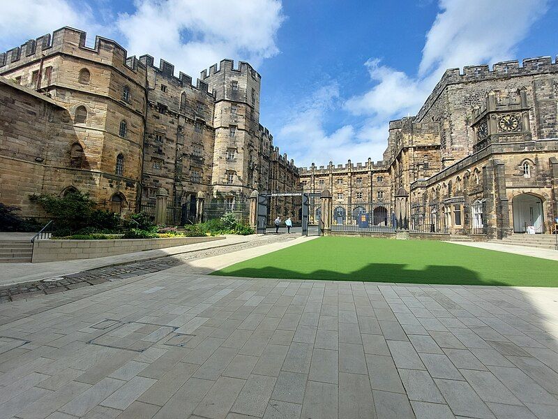 File:Lancaster Castle (Courtyard).jpg