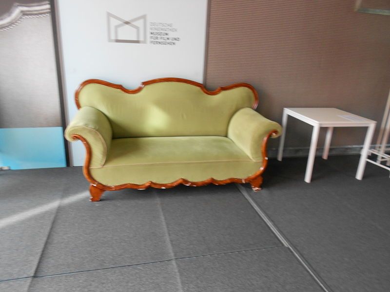 File:Loriots Sofa.JPG