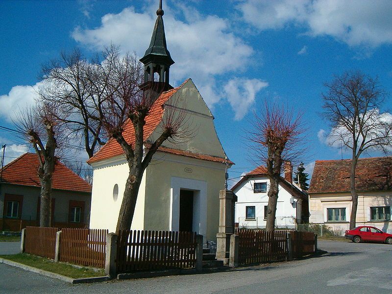 File:Mačkov-chapel.jpg