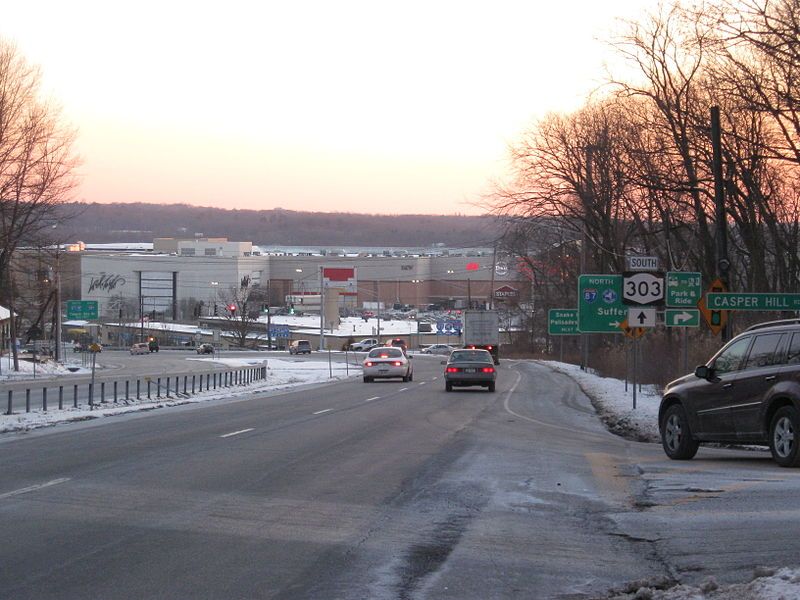 File:NY303SouthboundPalisadesMall.jpg