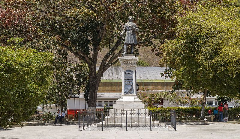 File:Plaza Cristobal Mendoza.jpg