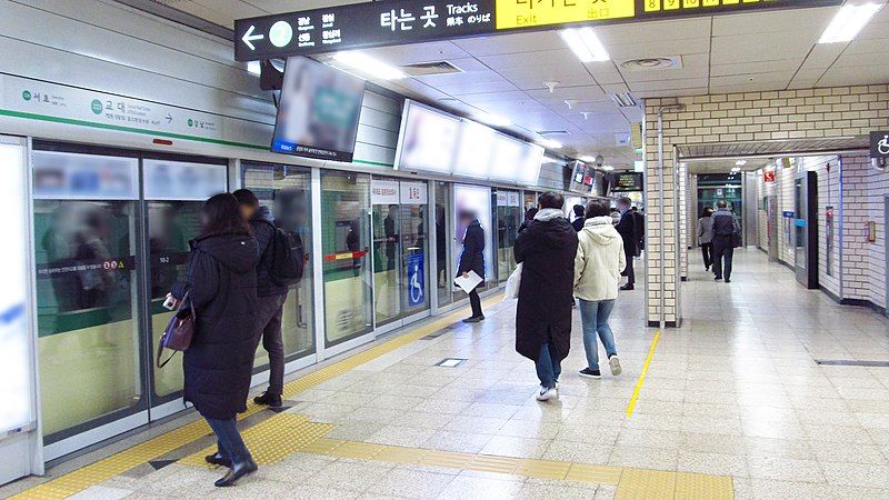 File:Seoul-metro-223-Seoul-national-university-of-education-station-platform-20181123-142000.jpg