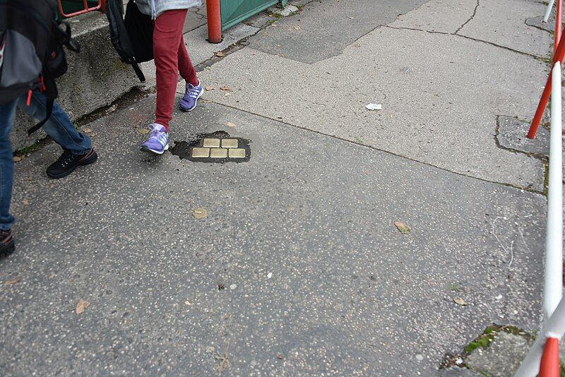 File:Stolpersteine in Komarno.JPG