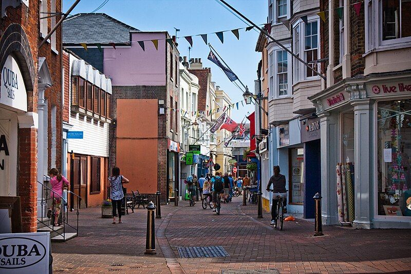 File:Cowes High Street.jpg