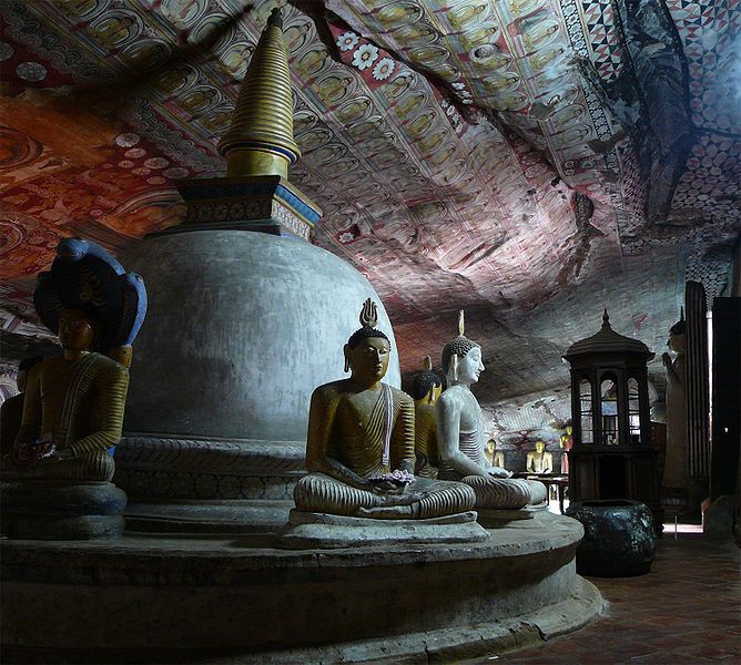 File:Dambulla-buddhastupa.jpg