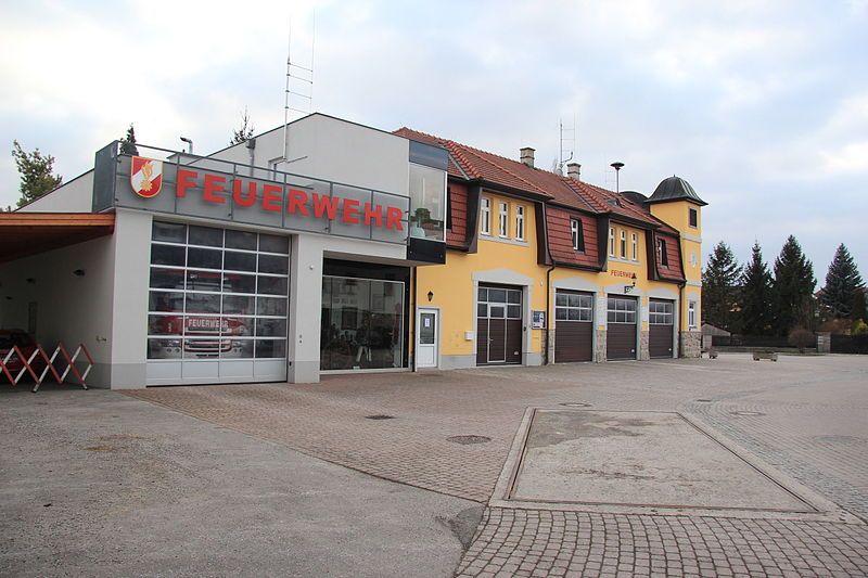 File:Gainfarn-fire station 4647.JPG