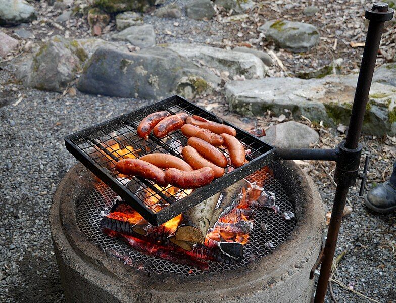 File:Grilling sausages.jpg